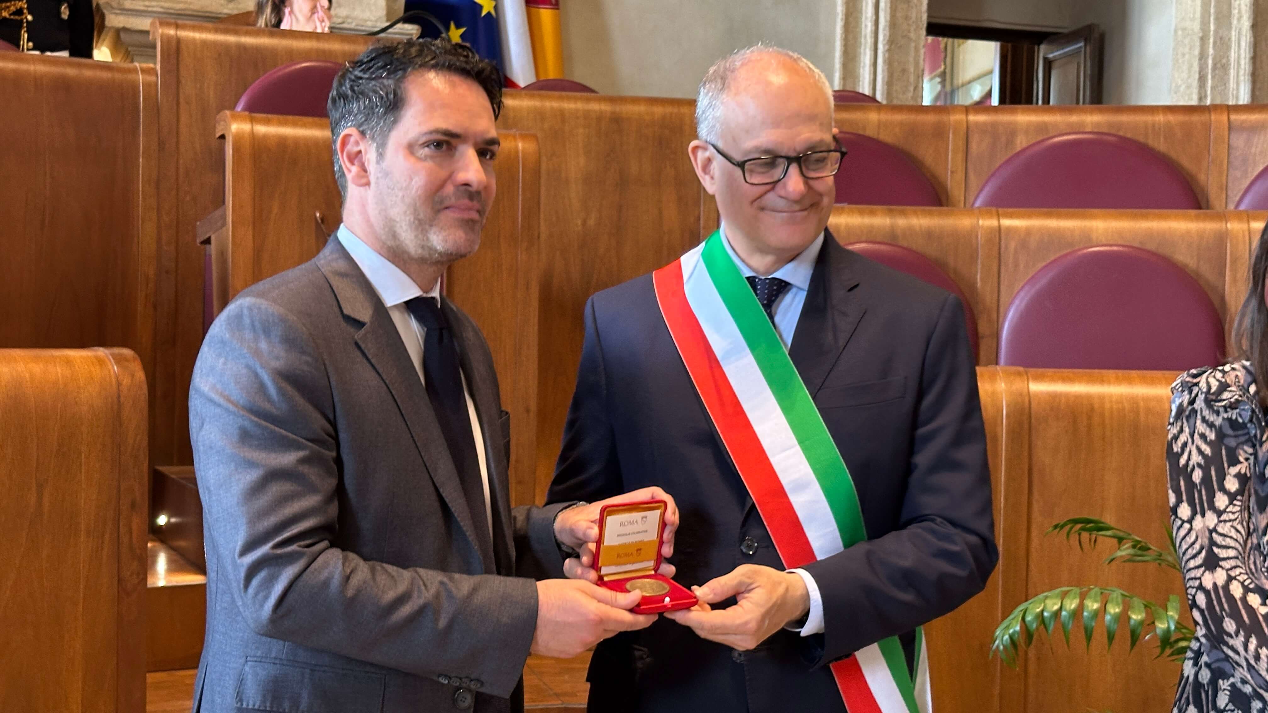 Una studentessa romana firma la medaglia del 2779° Natale di Roma